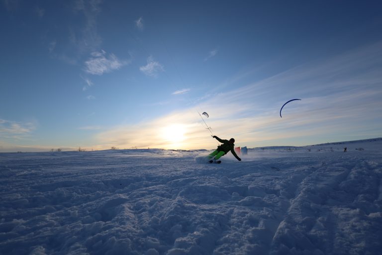 S’initier au snowkite : préparation et équipement pour dompter les sommets enneigés