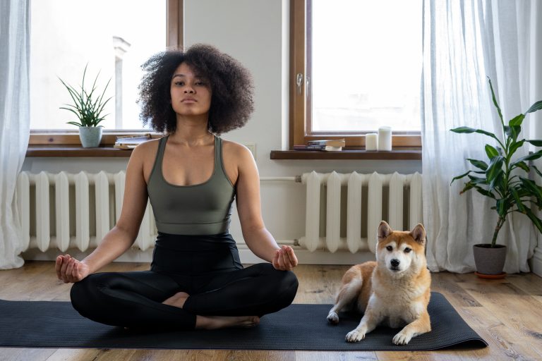 Le yoga et la pleine conscience : développer l’attention et la présence dans votre pratique