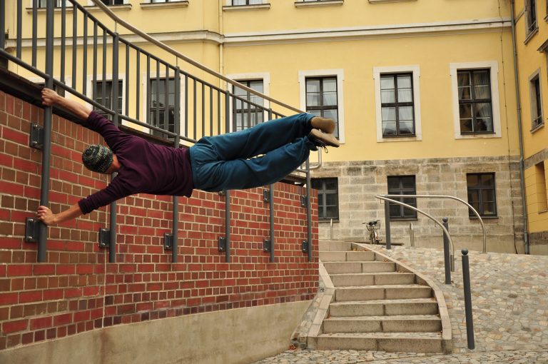 Le parkour urbain : transformer la ville en terrain de jeu pour les athlètes agiles